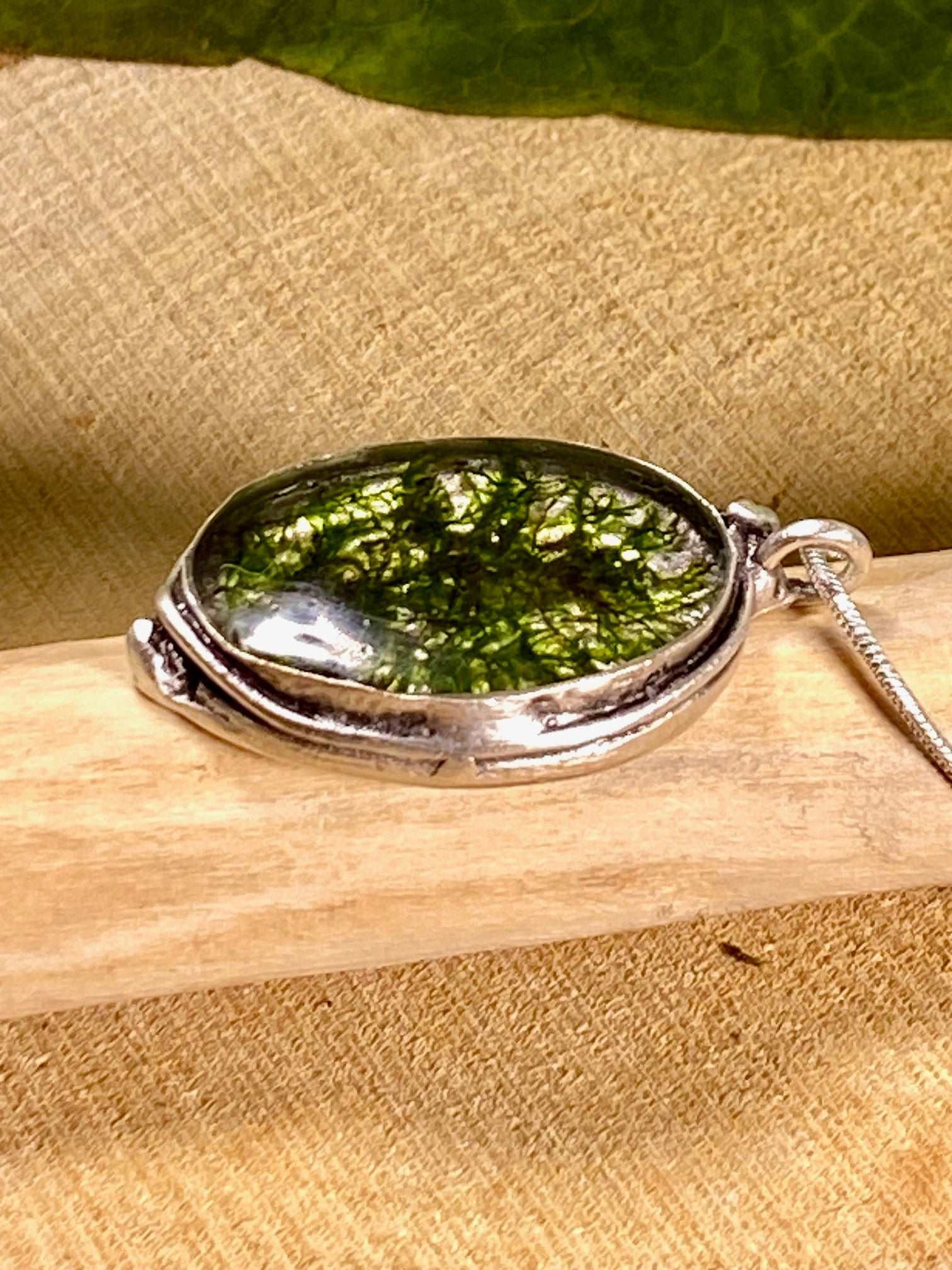 verzilverde ovale hanger (brass) met groene mos.