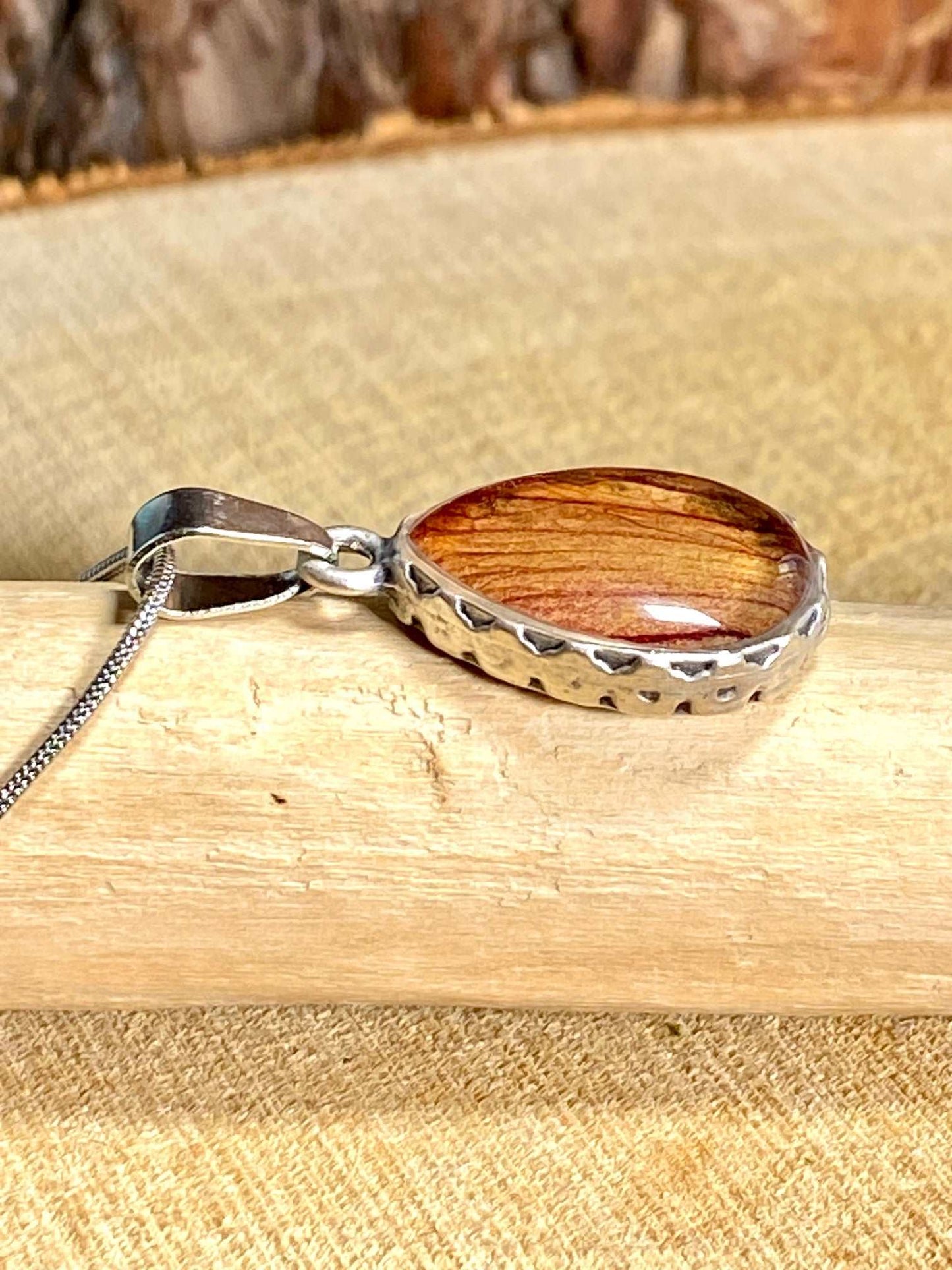 verzilverde druppel hanger met gestreept blad van de trompetbloem.