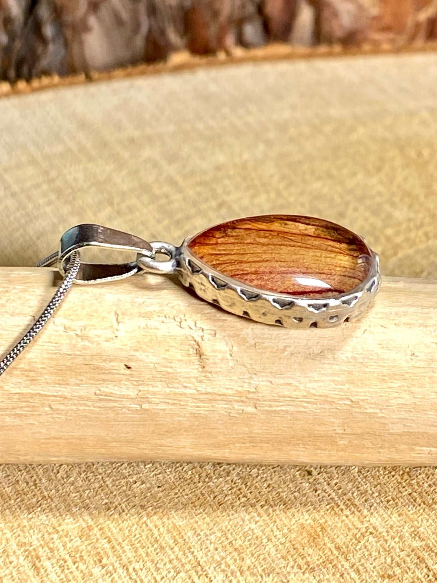 verzilverde druppel hanger met gestreept blad van de trompetbloem.