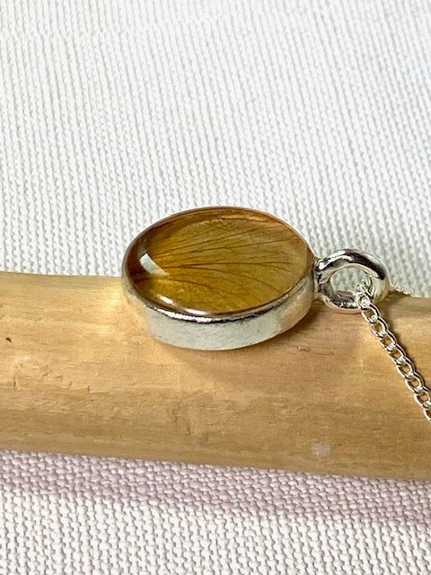 handgemaakte bloem hanger met gedroogd blaadje van roos