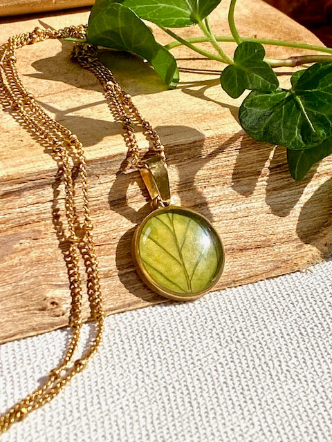 Gold plated hanger met groene bladnerven