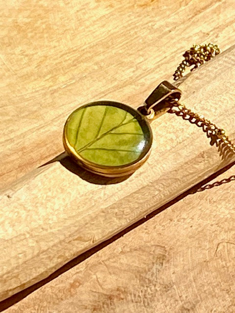 Gold plated hanger met groene bladnerven