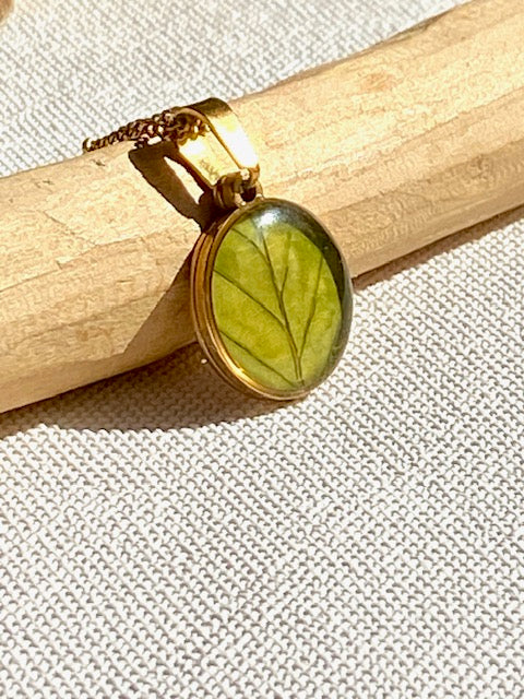 Gold plated hanger met groene bladnerven