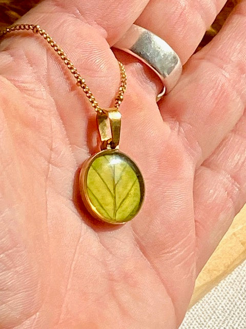 Gold plated hanger met groene bladnerven