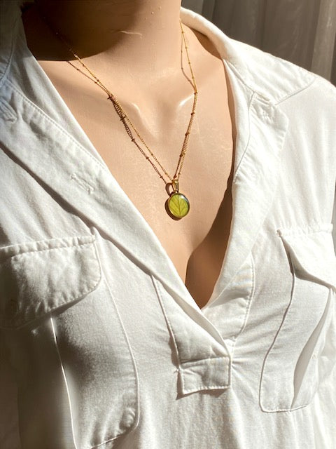 Gold plated hanger met groene bladnerven