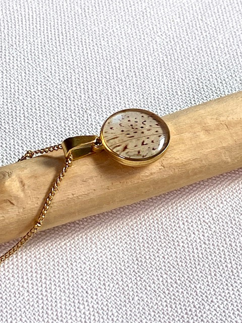 sustainable handmade jewellery with dried flowers

