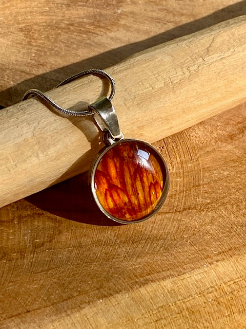 Gedroogde goudsbloem in zilverkleurige ronde hanger, handgemaakt