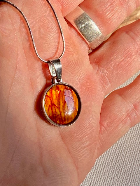 Handgemaakte natuur ketting met gedroogde goudsbloem