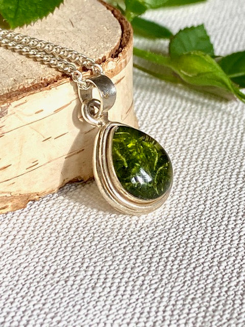 Exclusive silver drop pendant with moss.