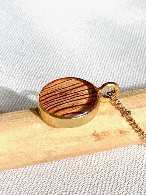 Vergulde hanger met prachtig detail van de trompetbloem.
