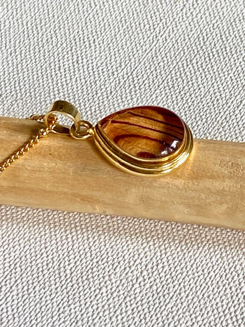 Vergulde druppel hanger met echte bloem in epoxy