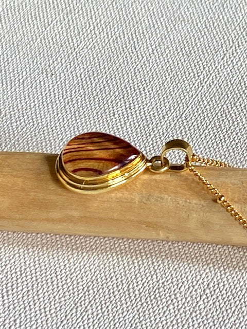 Vergulde druppel hanger met echte bloem in epoxy/kunsthars