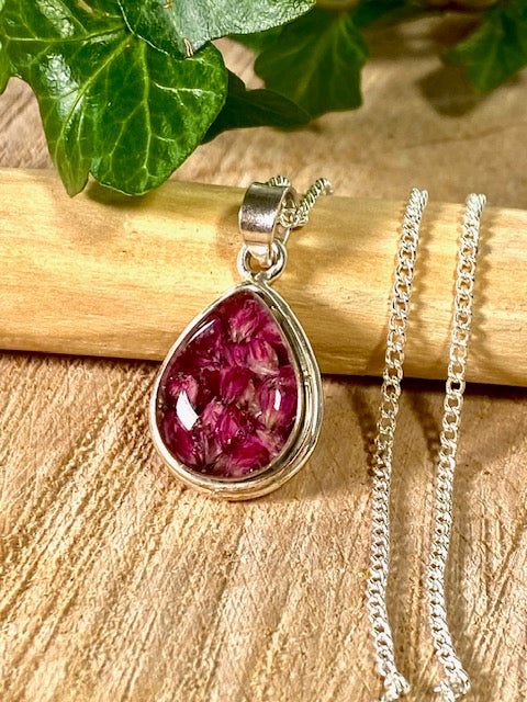 exclusieve zilveren druppelhanger met roze bloempjes.