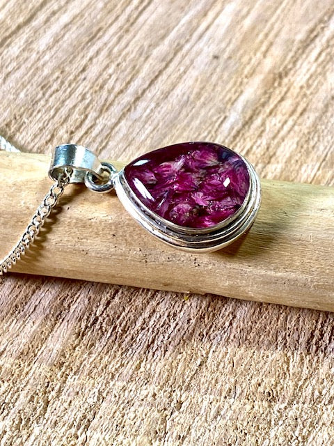 exclusieve zilveren druppelhanger met roze bloempjes.