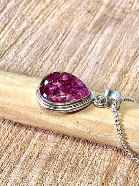 exclusieve zilveren druppelhanger met roze bloempjes.