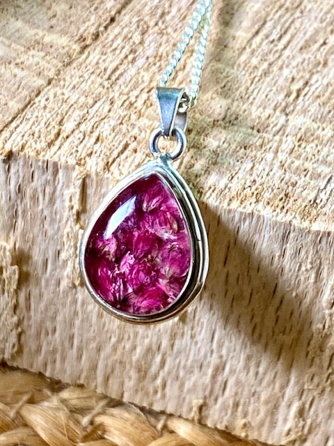 exclusieve zilveren druppelhanger met roze bloempjes.