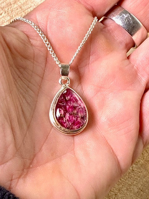 exclusieve zilveren druppelhanger met roze bloempjes.