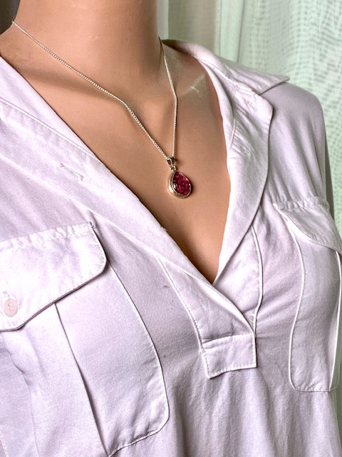 exclusieve zilveren druppelhanger met roze bloempjes.