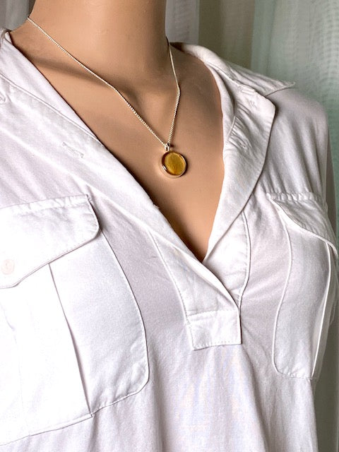 handgemaakte botanische ketting met gedroogde rozenblad