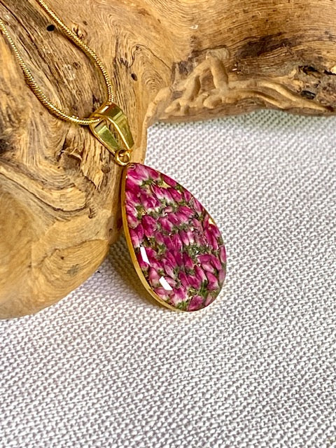 botanische druppelhanger met roze heide, gegoten in kunsthars