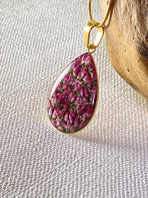 handgemaakte botanische gold plated druppelhanger met roze heide, gegoten in kunsthars