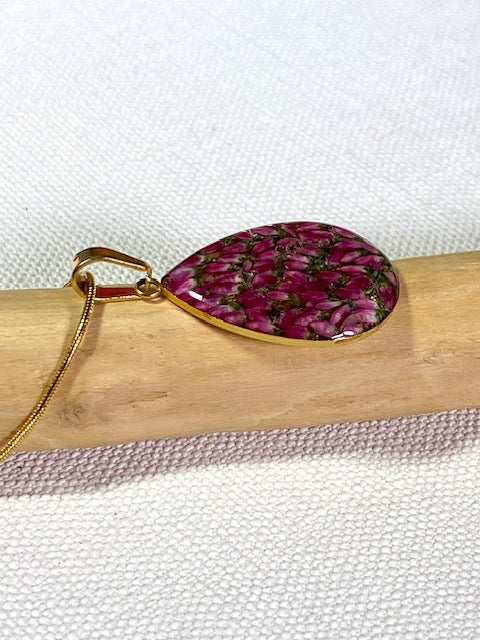 handgemaakte botanische gold plated druppelhanger met roze heide, gegoten in kunsthars