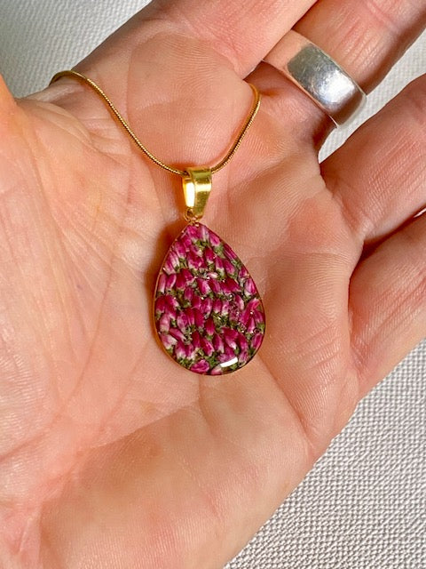 handgemaakte botanische gold plated druppelhanger met roze heide, gegoten in kunsthars
