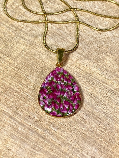handgemaakte botanische gold plated ketting met roze heide, gegoten in kunsthars