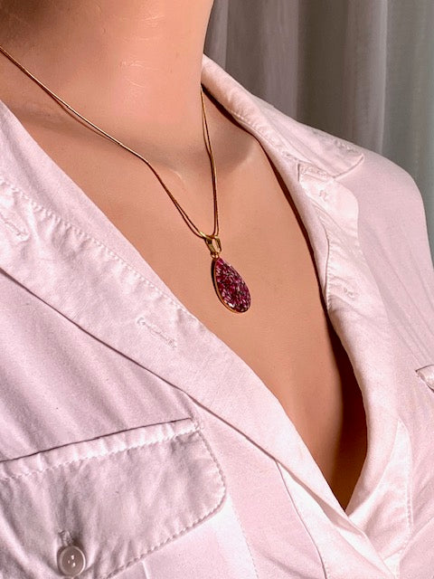 handgemaakte botanische gold plated natuurketting met roze heide, gegoten in kunsthars
