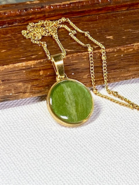 hanger met beeldschoon tweekleurig groen blad + 18k vergulde ketting.