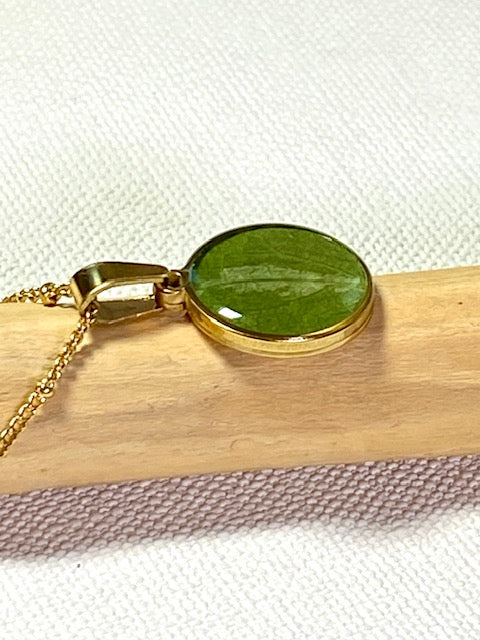 hanger met beeldschoon tweekleurig groen blad + 18k vergulde ketting.