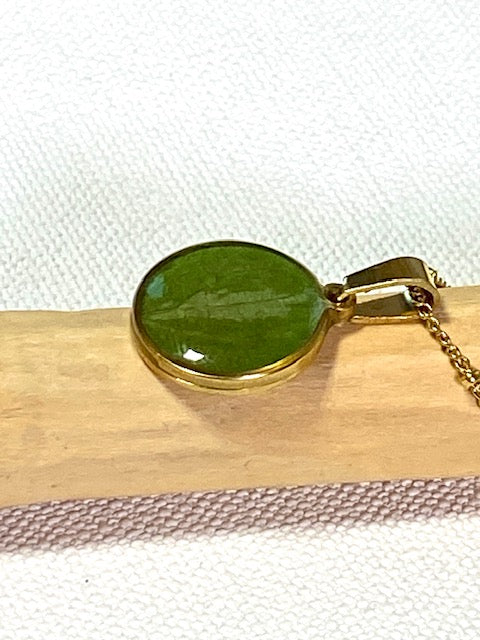 hanger met beeldschoon tweekleurig groen blad + 18k vergulde ketting.