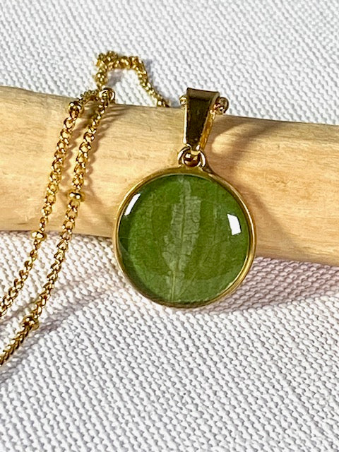 hanger met beeldschoon tweekleurig groen blad + 18k vergulde ketting.