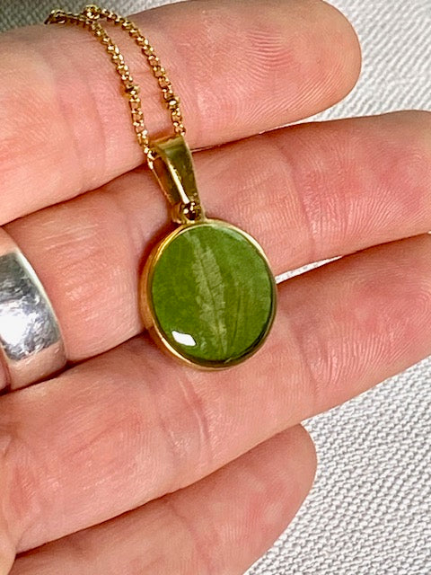 hanger met beeldschoon tweekleurig groen blad + 18k vergulde ketting.