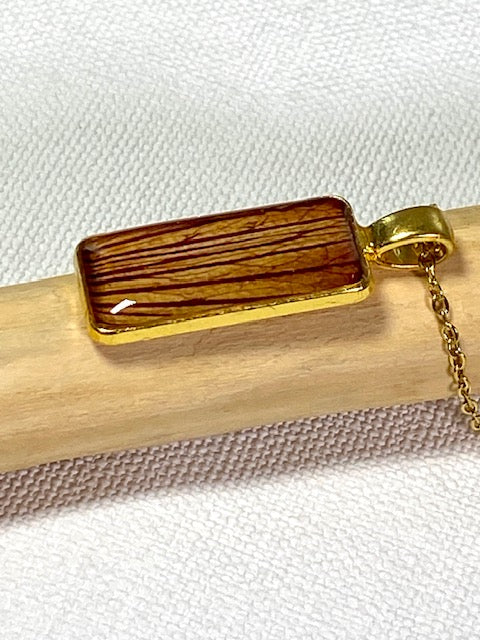 langwerpige hanger met prachtig detail van de trompetbloem.