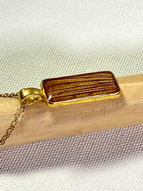 langwerpige hanger met prachtig detail van de trompetbloem.