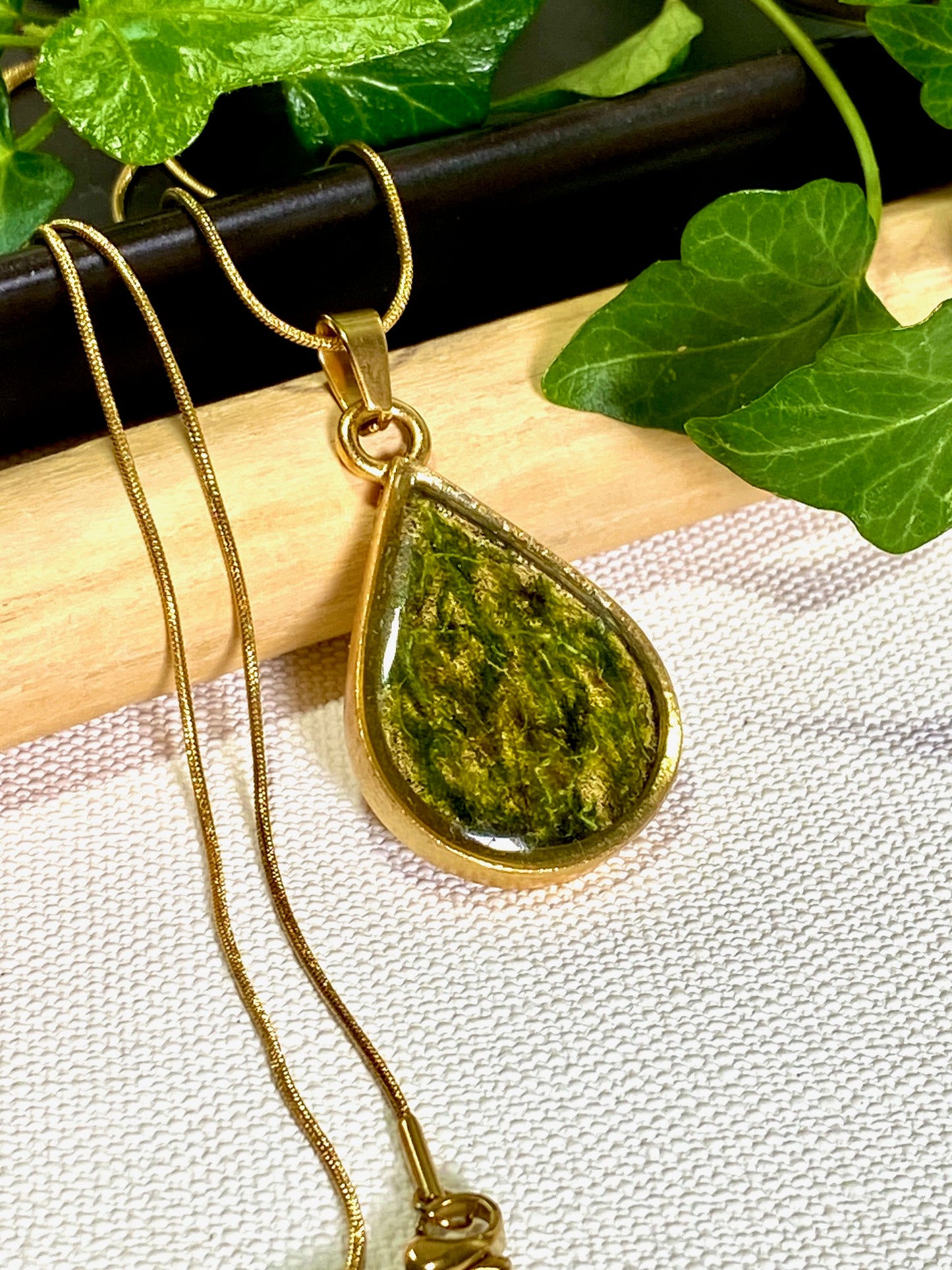 Vergulde (24k) druppelhanger met mos.
