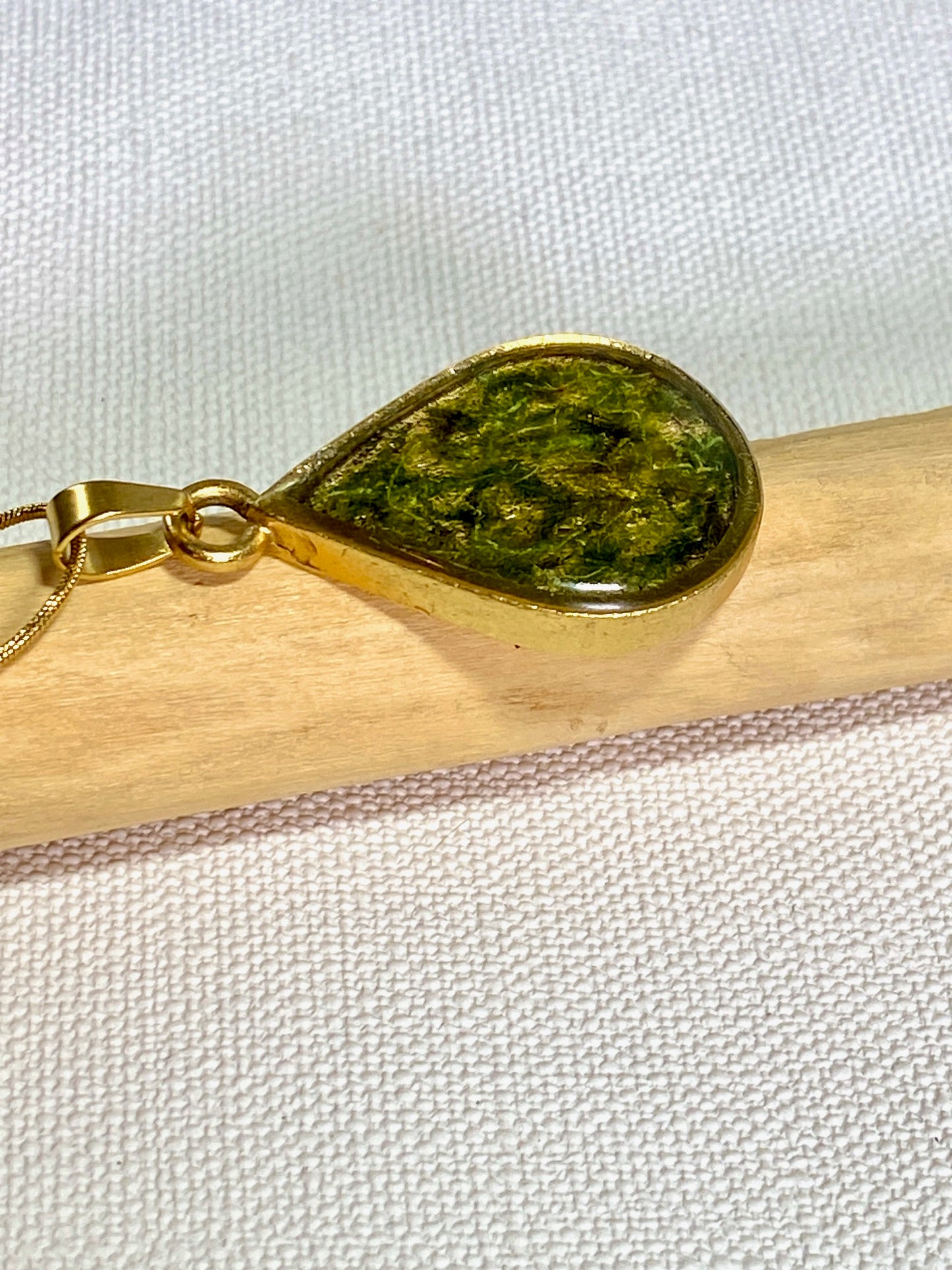 Vergulde (24k) druppelhanger met mos.