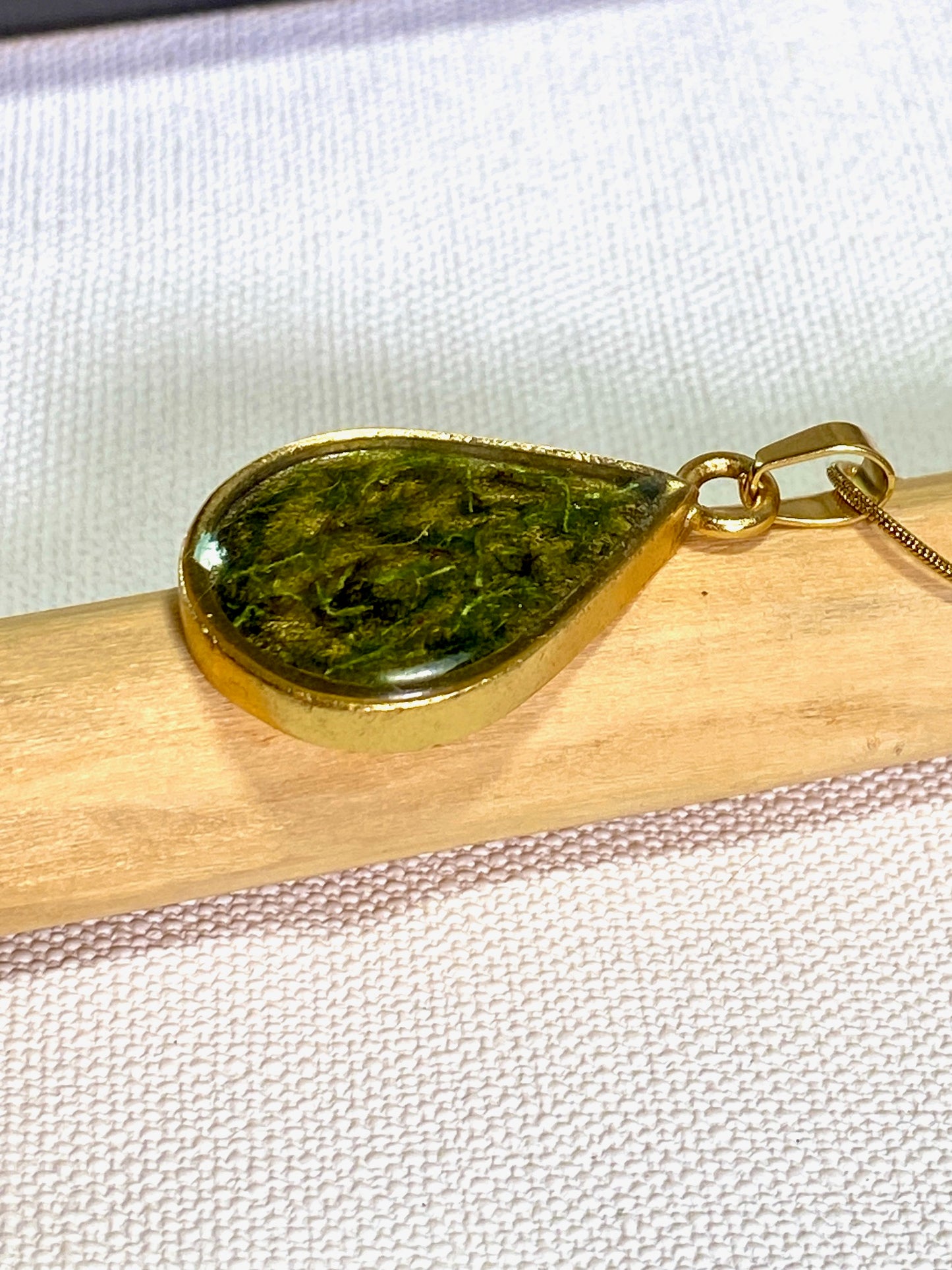 Vergulde (24k) druppelhanger met mos.