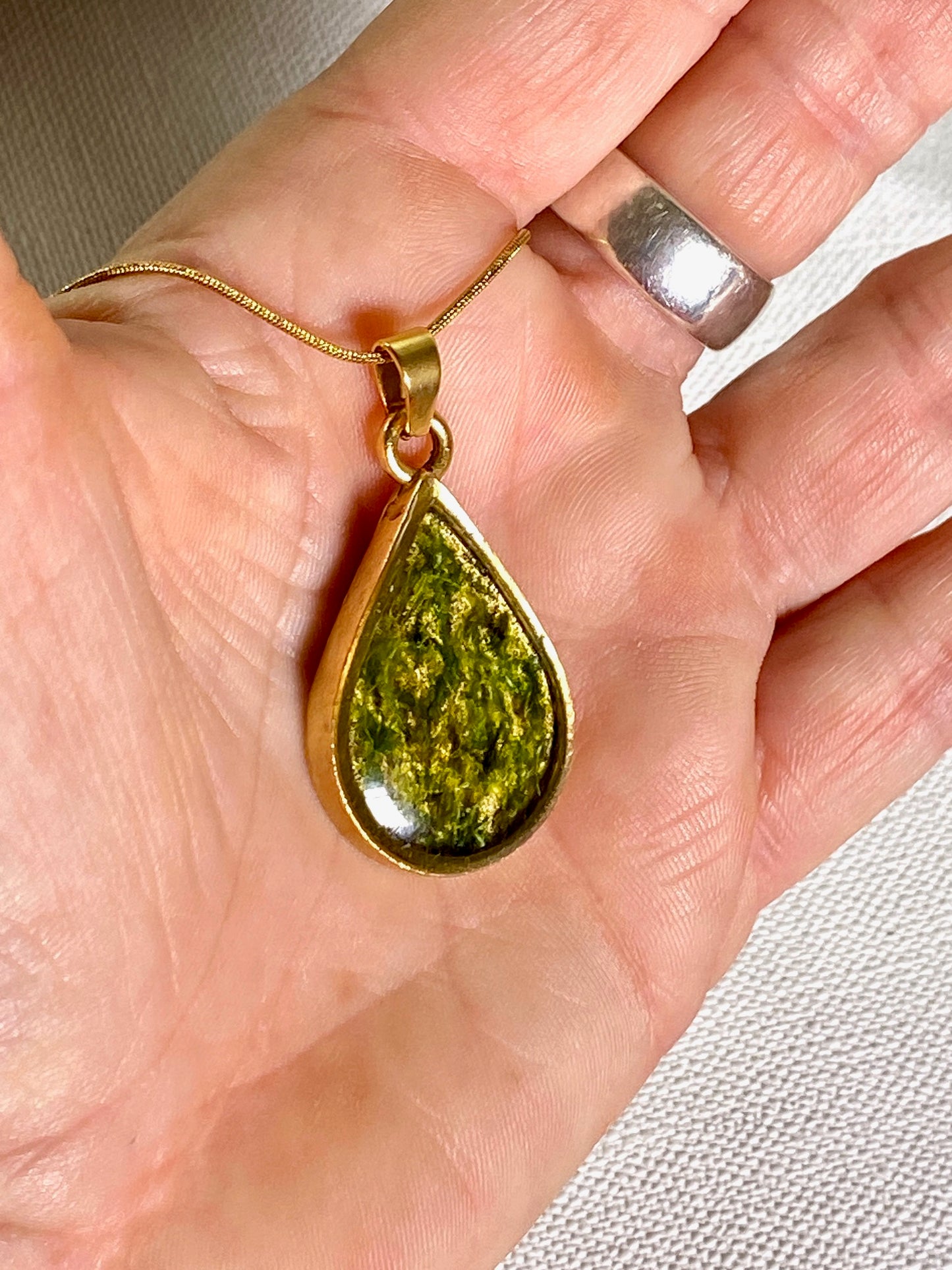 Vergulde (24k) druppelhanger met mos.