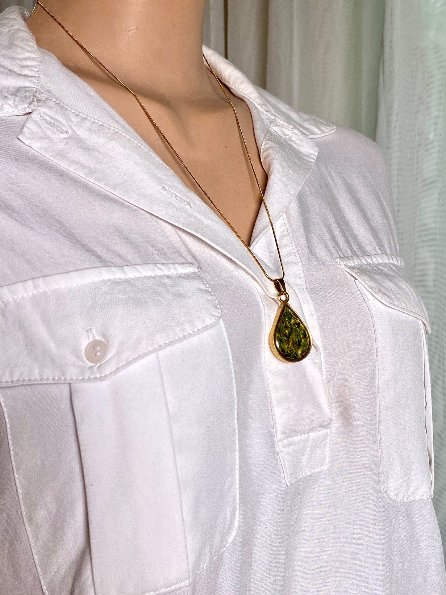 Vergulde (24k) druppelhanger met mos.