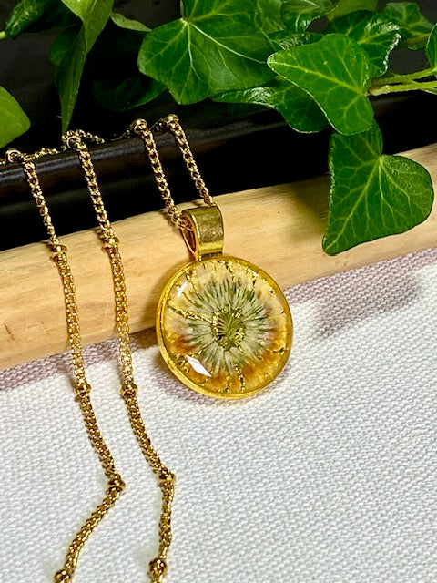 gold plated bloem hanger met klaverbloem