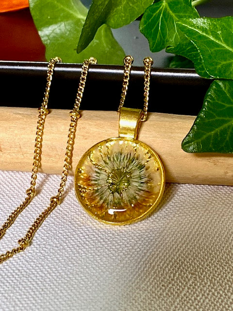 gold plated bloem hanger met klaverbloem