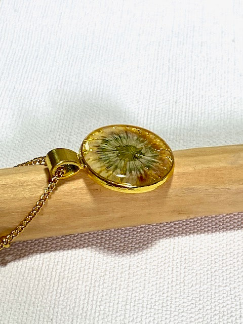 gold plated bloem hanger met klaverbloem