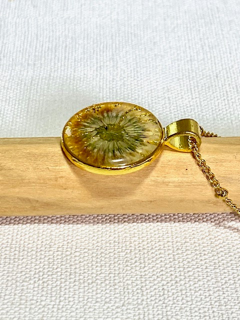 gold plated bloem hanger met klaverbloem