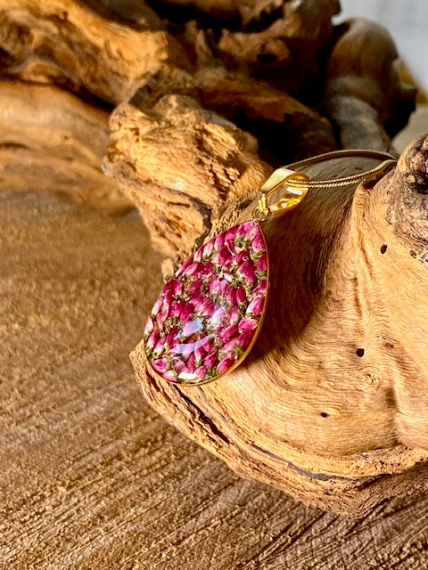 handgemaakte botanische gold plated druppelhanger met roze heide, gegoten in kunsthars