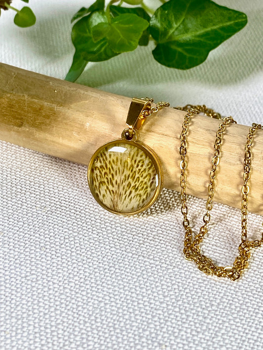 Azalea bloem blad in gold plated ronde hanger