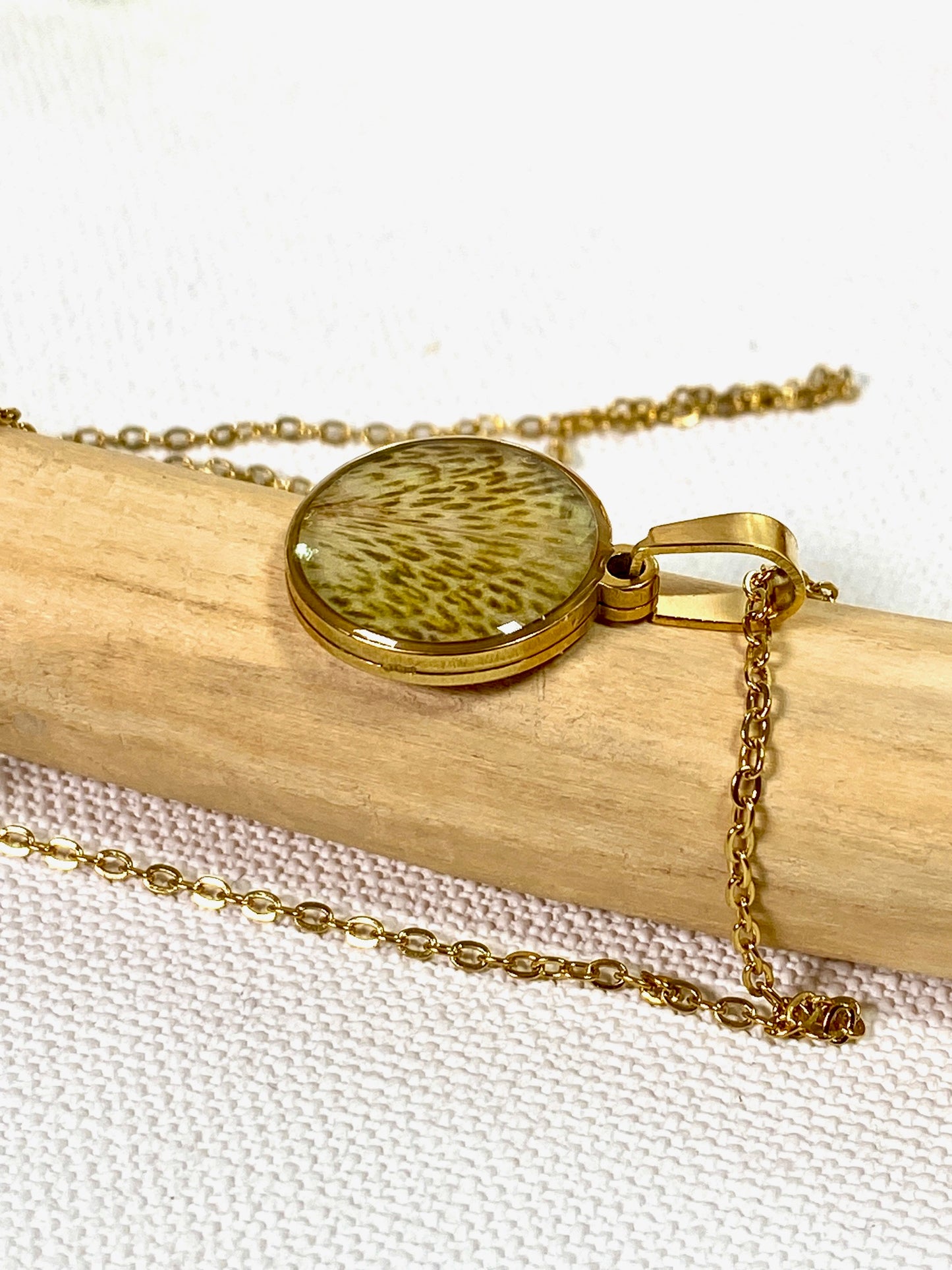 handgemaakte gold plated ronde hanger met echte azalea