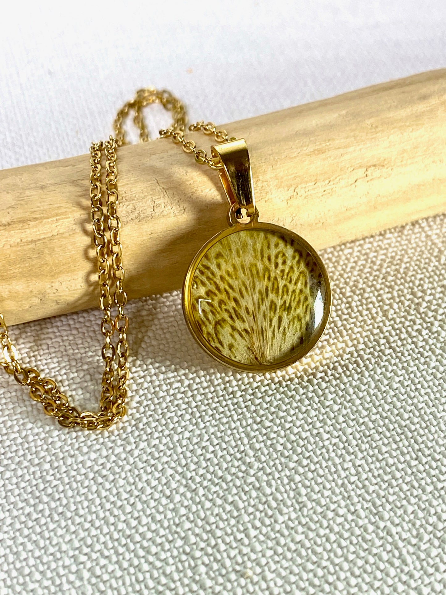 handgemaakte gold plated ronde hanger met echt azalea blad