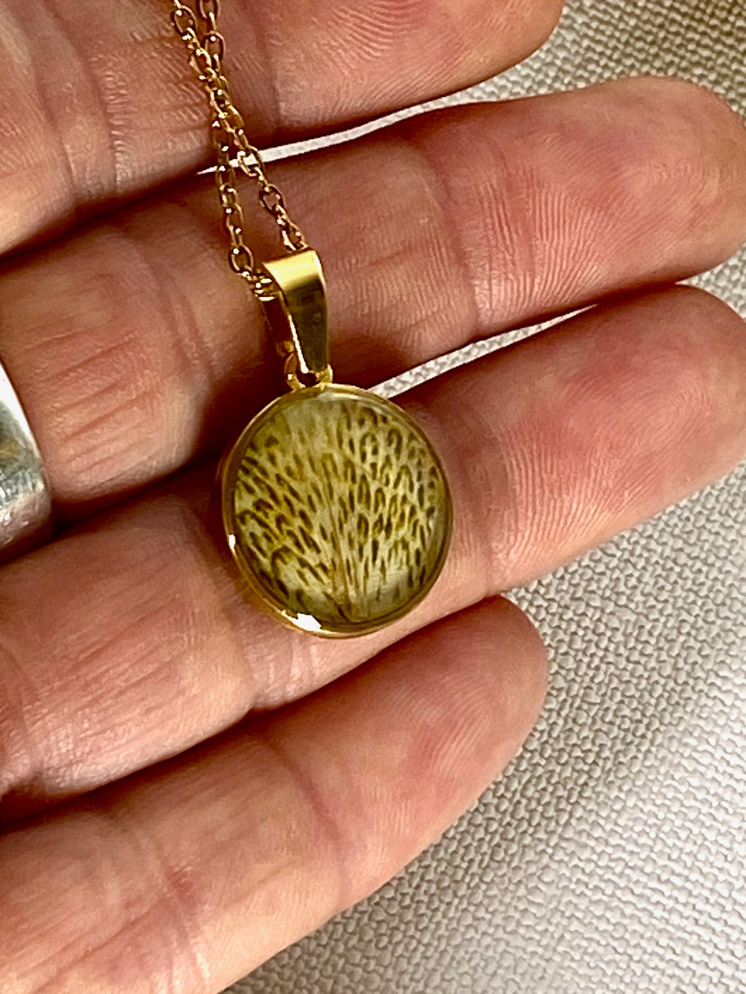 bloem ketting met echte azalea in kunsthars